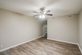 1043 Tom Hailey Blvd in La Vergne, TN - Foto de edificio - Building Photo