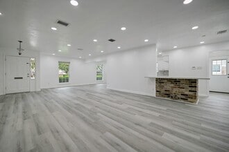 9807 Braewick Dr in Houston, TX - Building Photo - Building Photo