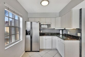 1060 Lake Shore Dr in West Palm Beach, FL - Foto de edificio - Building Photo