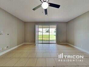 3329 Cypress Grove Dr in Eustis, FL - Foto de edificio - Building Photo