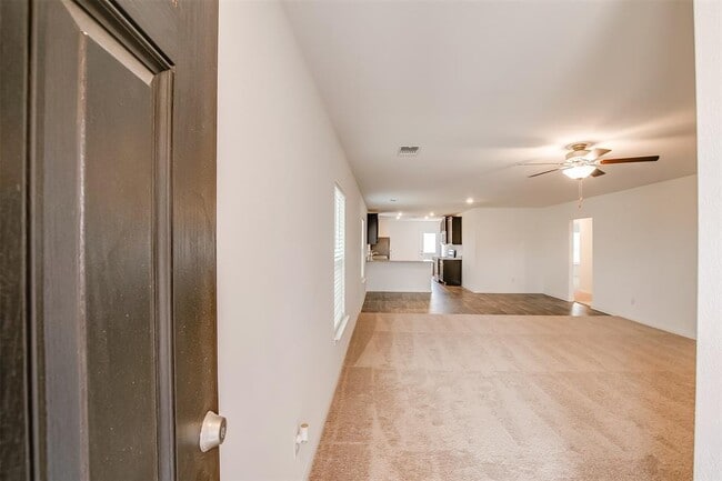 609 Riverdale Dr in Jarrell, TX - Building Photo - Building Photo