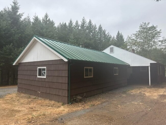 43955 Wiley Creek Rd in Sweet Home, OR - Building Photo - Building Photo