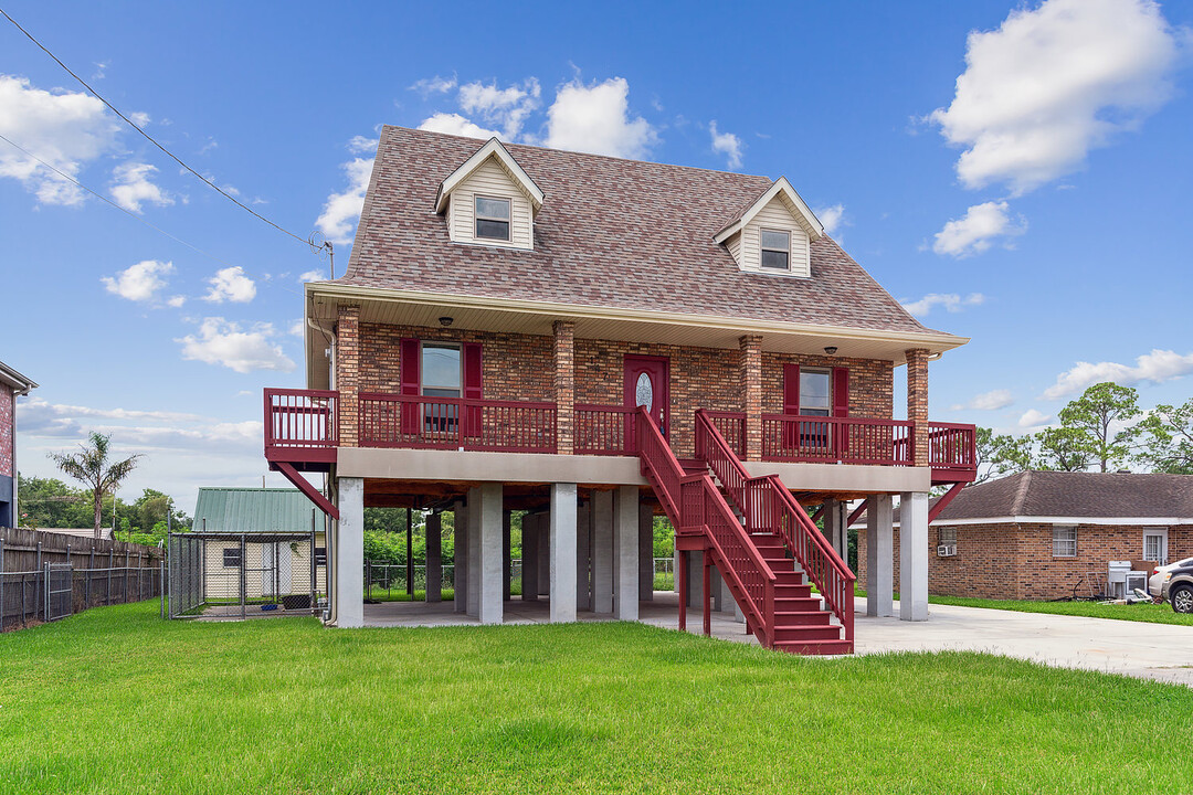 147 Bazile Dr in Braithwaite, LA - Foto de edificio