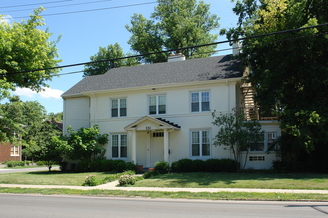 251 E Maxwell St in Lexington, KY - Foto de edificio