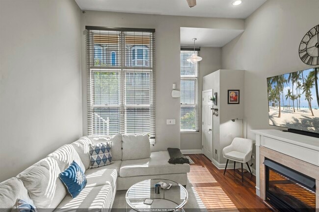 property at 292 Roslyn Ct