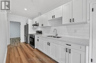 215 King St in Niagara-On-The-Lake, ON - Building Photo