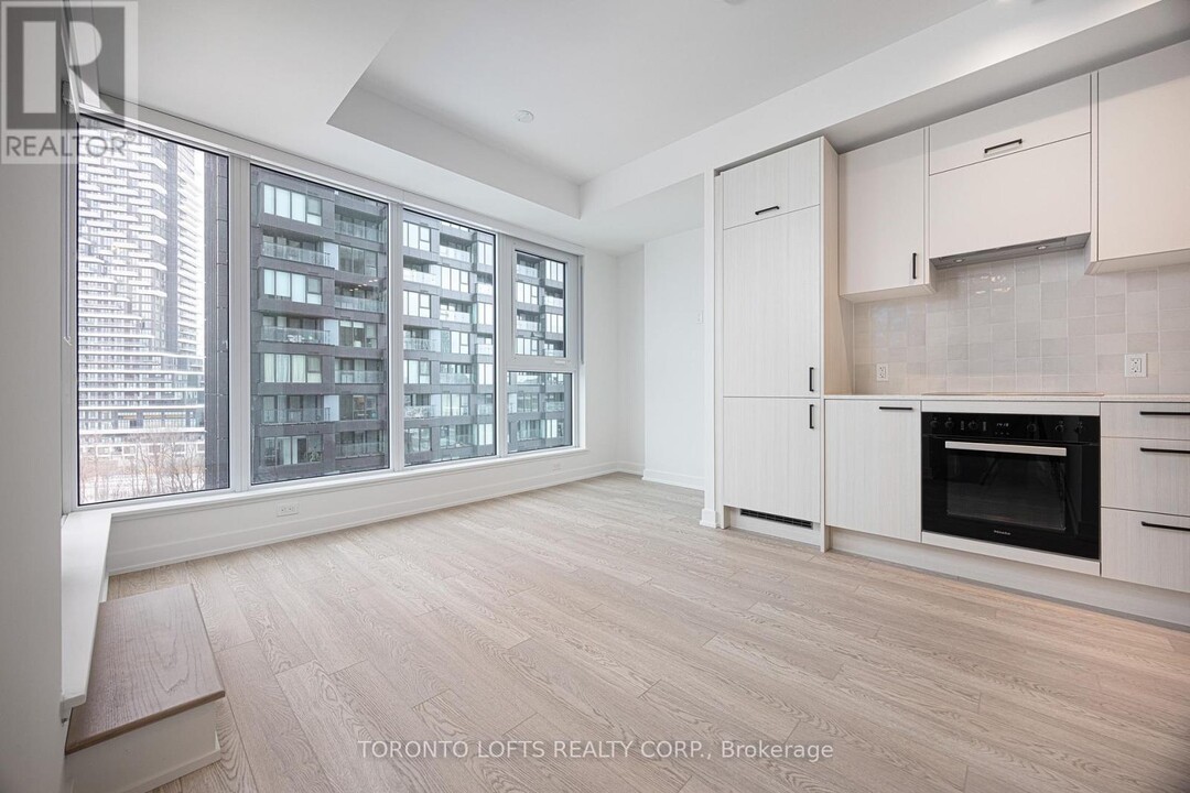 1 Quarrington Lane in North York, ON - Building Photo