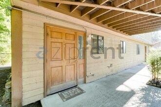 14325 19th Ave NE in Seattle, WA - Foto de edificio - Building Photo