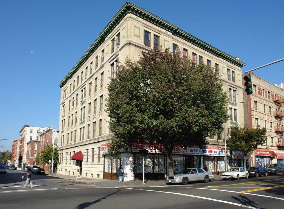 385-391 S Broadway in Yonkers, NY - Building Photo