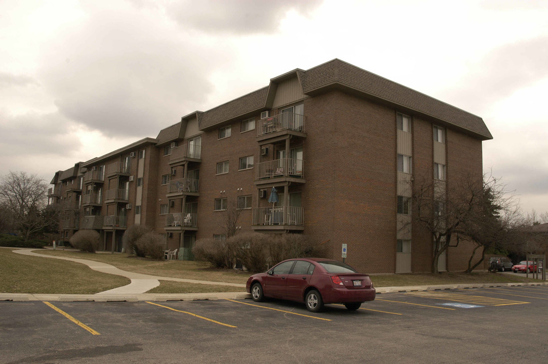 Lisle Place Condominiums in Lisle, IL - Foto de edificio