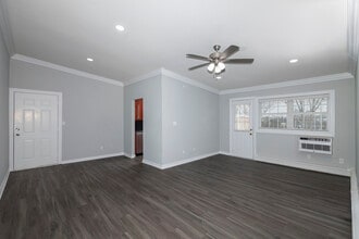 Fairfield Pines East in Riverhead, NY - Foto de edificio - Building Photo