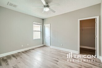 7982 Camden Woods Dr in Tampa, FL - Building Photo - Building Photo