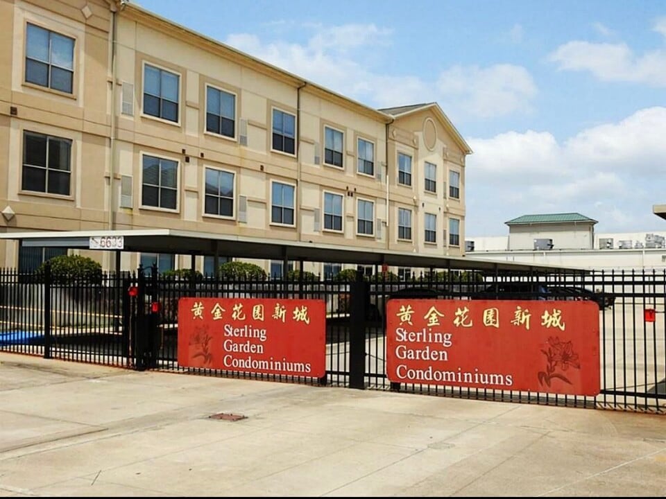 6633 W Sam Houston Pkwy S in Houston, TX - Building Photo