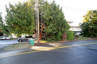 Julie Anne in Burien, WA - Foto de edificio - Building Photo