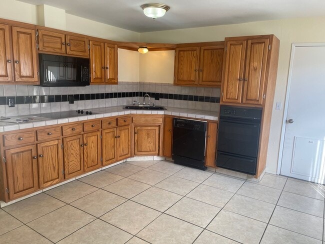 1043 Black Oak Dr in Tehachapi, CA - Building Photo - Building Photo