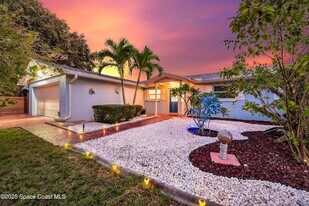 363 Harbor Dr in Cape Canaveral, FL - Building Photo