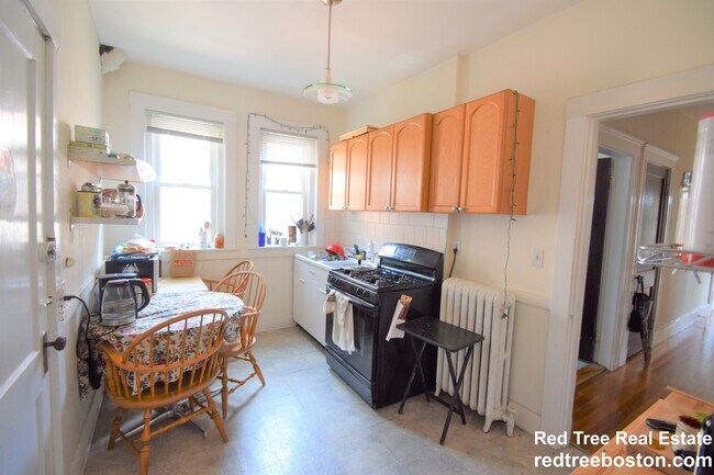 1725 Commonwealth Ave, Unit 3 in Boston, MA - Building Photo - Building Photo