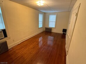 69 W Somerset St in Raritan, NJ - Foto de edificio - Building Photo