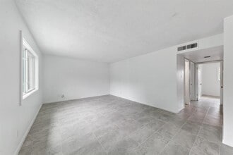 1312 W Adoue St in Alvin, TX - Building Photo - Building Photo