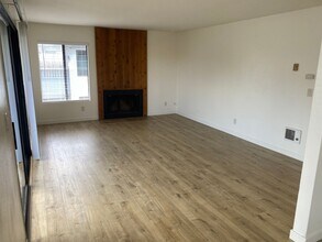 3215 Midway Dr in San Diego, CA - Building Photo - Building Photo