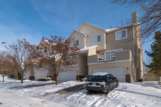 360-374 Brickyard Dr in Chaska, MN - Foto de edificio - Building Photo