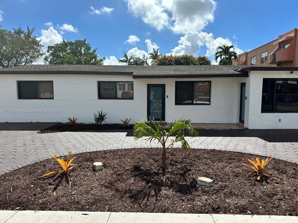 1050 W 37th St in Hialeah, FL - Building Photo