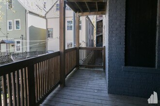 2230 N Sawyer Ave, Unit G in Chicago, IL - Foto de edificio - Building Photo