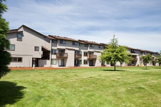 Clearview Village in Longview, WA - Foto de edificio - Building Photo