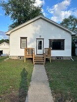 410 S 4th St in Oskaloosa, IA - Building Photo