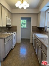 130 S Bowling Green Way in Los Angeles, CA - Building Photo - Building Photo