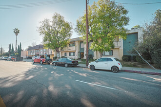 16226 Vanowen St in Van Nuys, CA - Foto de edificio - Building Photo