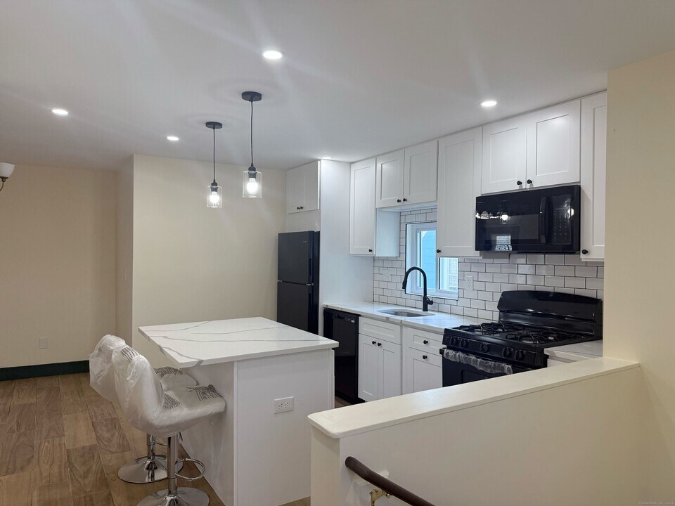 130 Hubinger St-Unit -3 in New Haven, CT - Building Photo