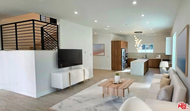 15224 W Holyland Dr in Los Angeles, CA - Building Photo - Building Photo