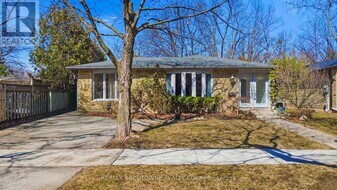 481 Anthony Dr in Oakville, ON - Building Photo