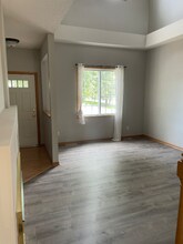 8903 Olive Ln N in Maple Grove, MN - Foto de edificio - Building Photo