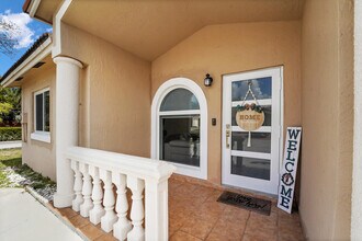 17255 NW 72nd Ct in Hialeah, FL - Building Photo - Building Photo