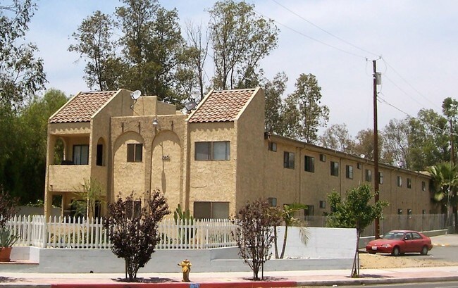 7501 Whitsett Ave in North Hollywood, CA - Foto de edificio - Building Photo