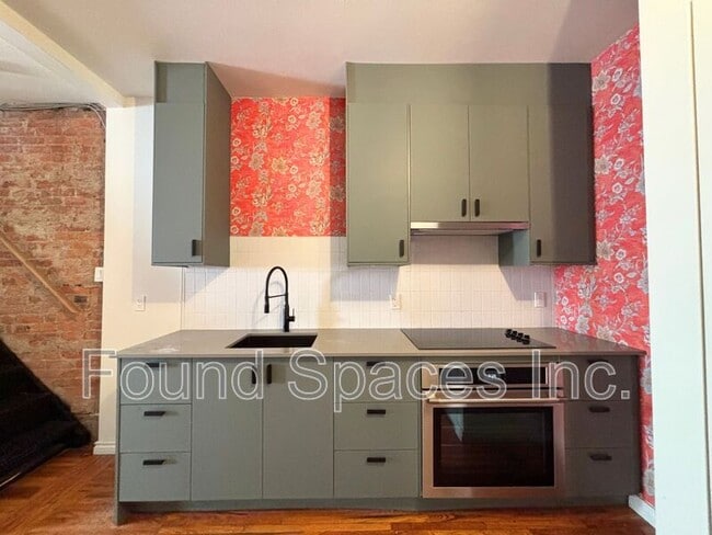 328 James St N in Hamilton, ON - Building Photo - Building Photo