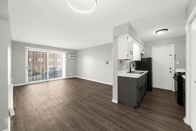 Woodland Court Apartments in Alsip, IL - Building Photo - Building Photo