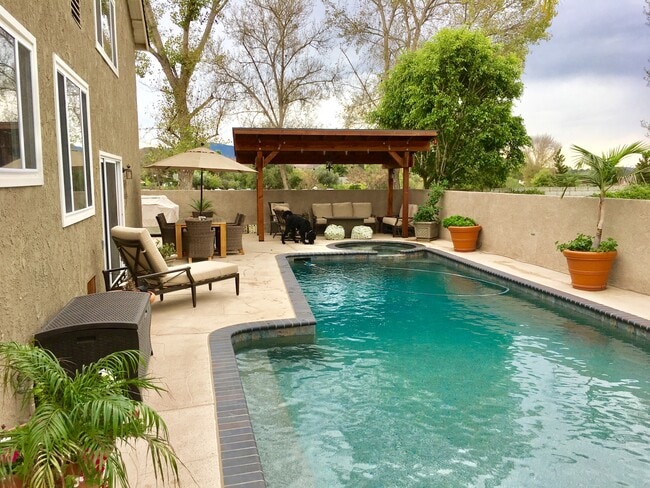 672 Garland Court in Thousand Oaks, CA - Foto de edificio - Building Photo