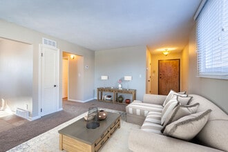 Gifford Court Apartments in Omaha, NE - Building Photo - Building Photo