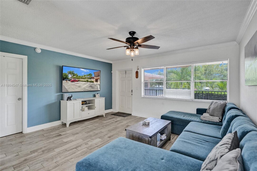 2451 NE 49th St in Fort Lauderdale, FL - Building Photo