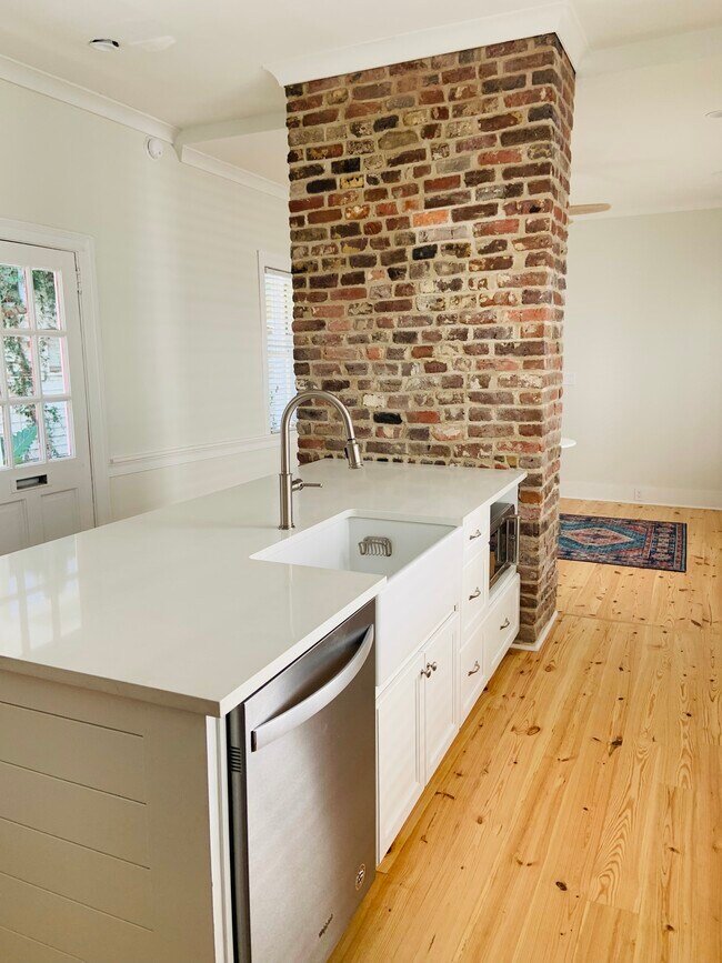 160 Wentworth St in Charleston, SC - Building Photo - Building Photo