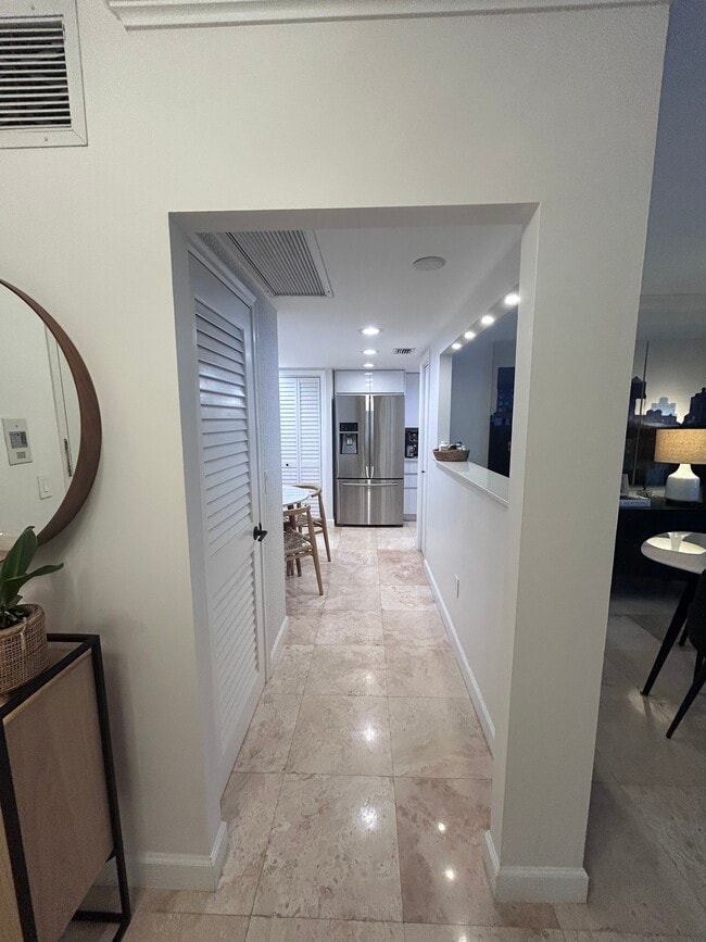 9801 Collins Ave, Unit 16H in Bal Harbour, FL - Foto de edificio - Building Photo