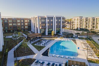 10505 Deerwood Rd-Unit -322 in Houston, TX - Building Photo - Building Photo