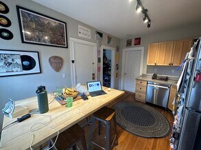 28 Medford St, Unit T in Medford, MA - Foto de edificio - Building Photo