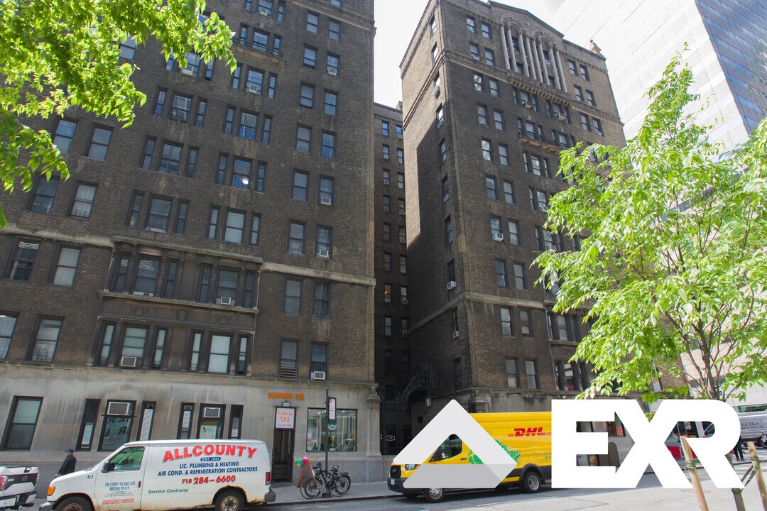 140 E 46th St, Unit RF0010 in New York, NY - Building Photo