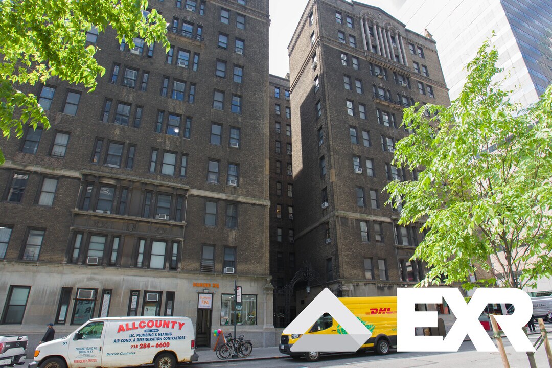 140 E 46th St in New York, NY - Building Photo