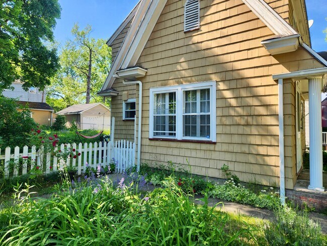 87 Falleson Rd in Rochester, NY - Foto de edificio - Building Photo