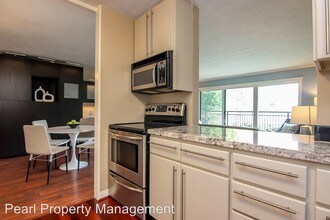 2393 SW Park Pl-Unit -#309 in Portland, OR - Building Photo - Building Photo